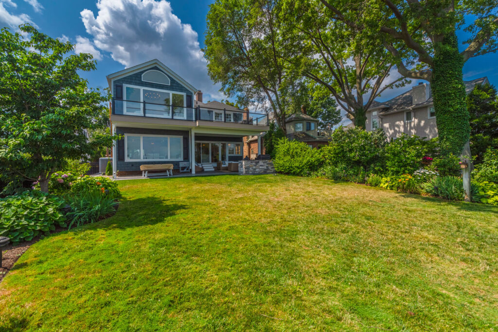 Spacious Yard Featuring House